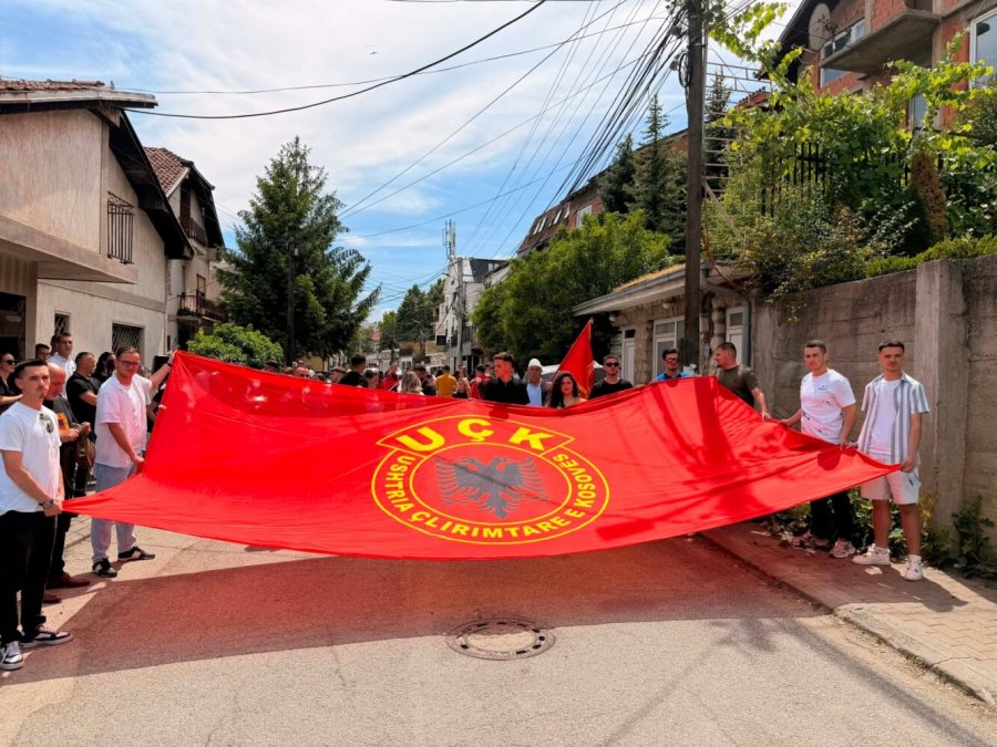 “Gjuha shqipe nuk negociohet”, studentët protestojnë para Ambasadës së Maqedonisë së Veriut në Kosovë
