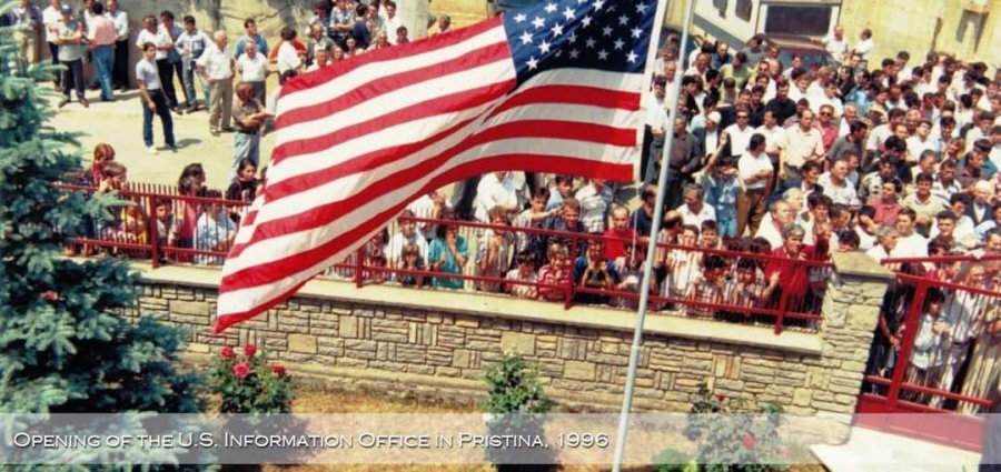 Ambasada e SHBA-së në Prishtinë kujton hapjen e parë zyrtare në Kosovë në vitin 1996