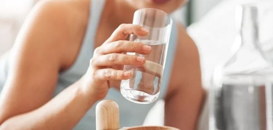 Çfarë mund të bëjë pirja e një gote uji në mëngjes për energjinë dhe tretjen tuaj?