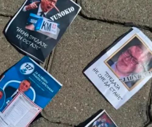Disa serbë lodhen nga narrativat e Vuçiqit, shpërndajnë fletushka me kritika ndaj tij