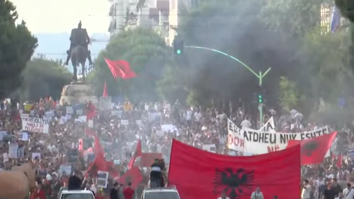 Me pankarta dhe flamuj në duar, qytetarët shqiptar në ditën e 7-të të protestës