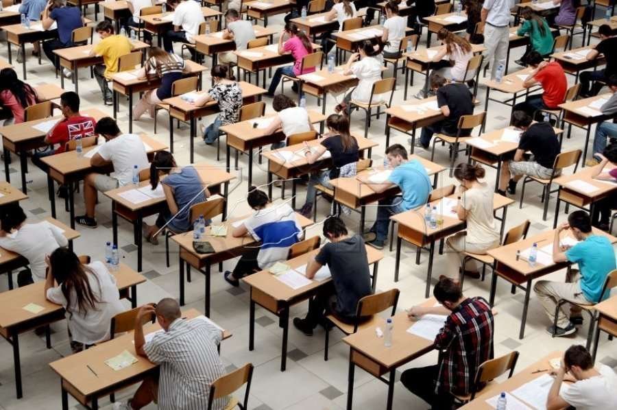 Testi i maturës më 20 qershor, maturantët s’mund ta marrin telefonin në shkollë