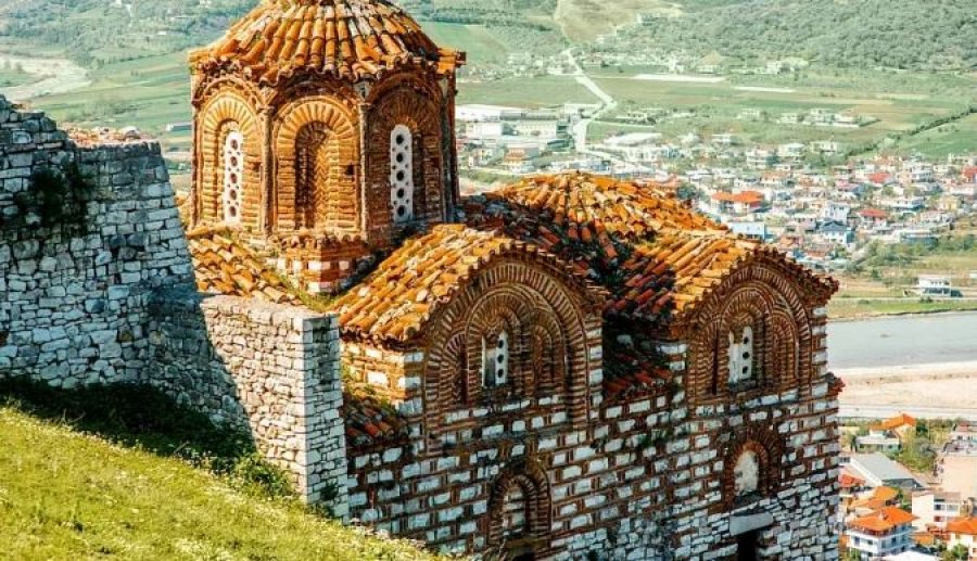 “Turisti per Caso”: Shqipëria mes së shkuarës dhe së ardhmes, një udhëtim që zbulon transformimin e vendit