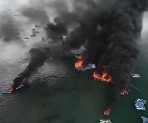 Zjarr i madh në një port peshkimi në Ekuador, shkatërrohen dhjetëra anije [video]