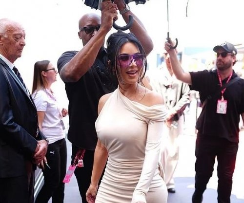Kim Kardashian shndërron Çmimin e Madh të Monakos në tapet të kuq me paraqitje glamuroze