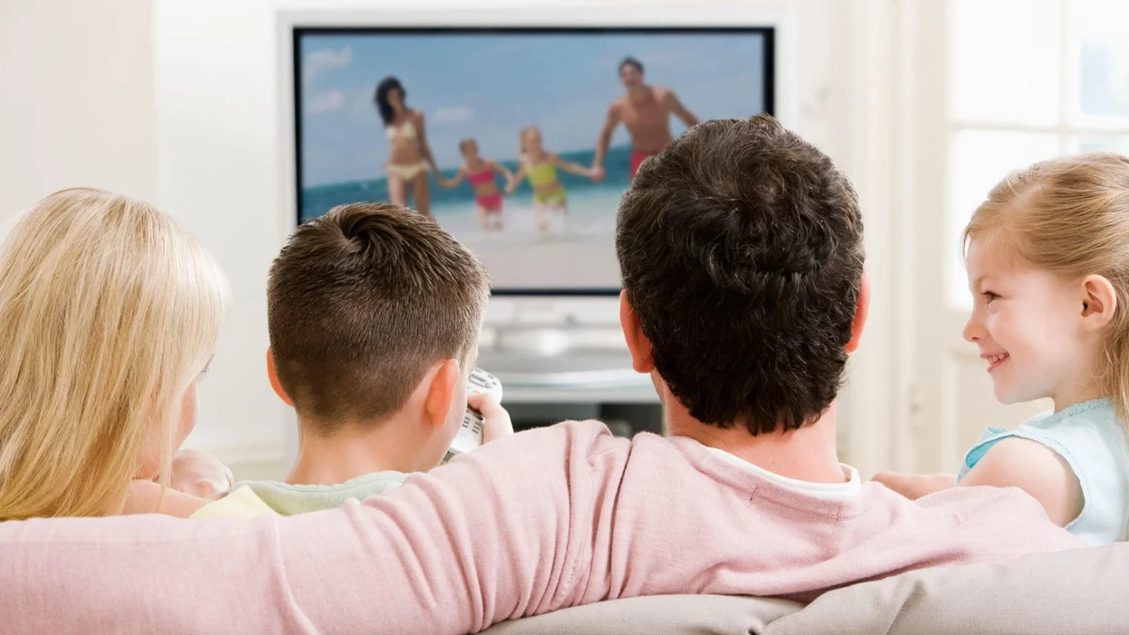 Mos e vendosni televizorin menjëherë në mur, rregulli i thjeshtë që duhet ta dini para montimit