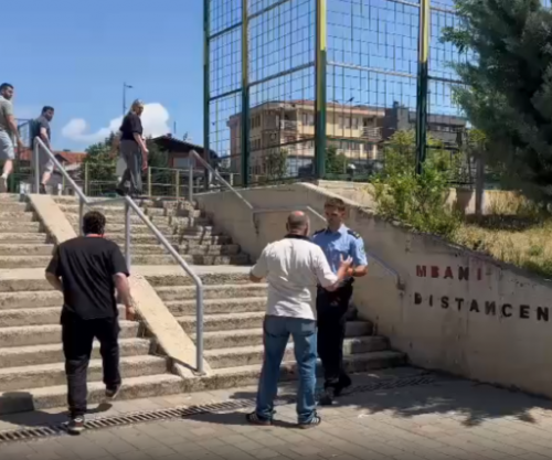 Qytetari e shqyen fletëvotimin në shkollën “Ismail Qemali”, shoqërohet në stacionin policor