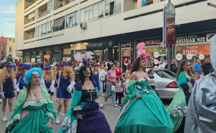 Karnavalet shndërrojnë Korçën në skenë të hapur spektakli