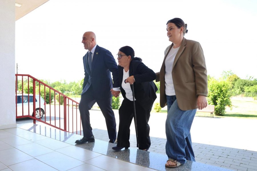 Haradinaj i shoqëruar nga nëna: Me votën tuaj vendosni për Kosovën e për vitet që vijnë