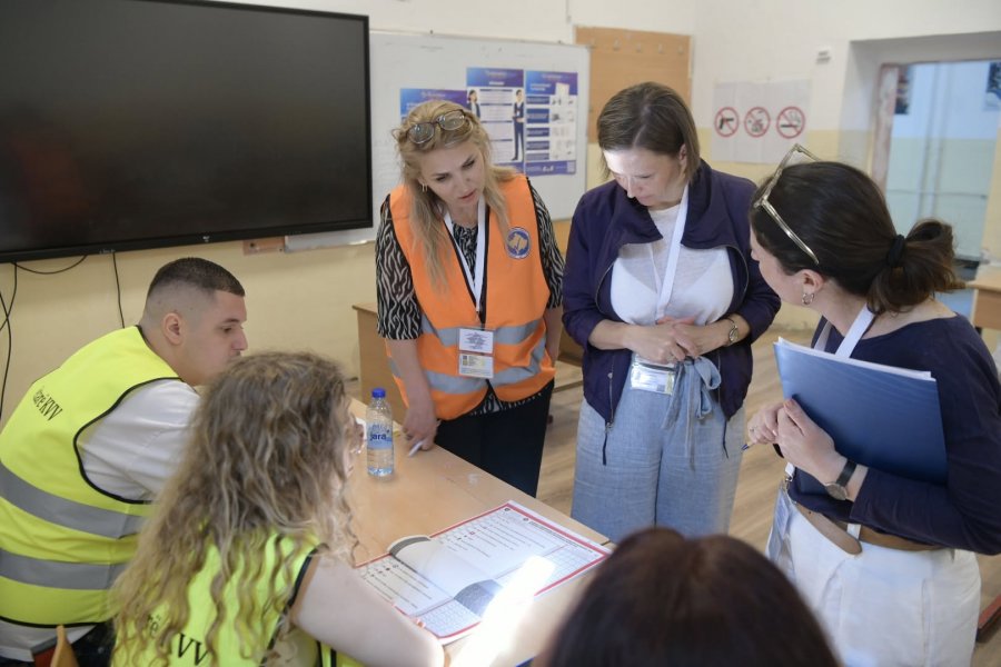 Palatova viziton qendrat e votimit në Prishtinë dhe Graçanicë, vlerëson procesin e qetë zgjedhor