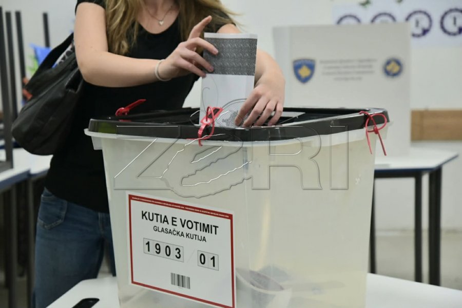 Qytetarët e Prizrenit tregojnë interesim të madh për votim, menaxheri: Radha u krijua para hapjes së qendrës
