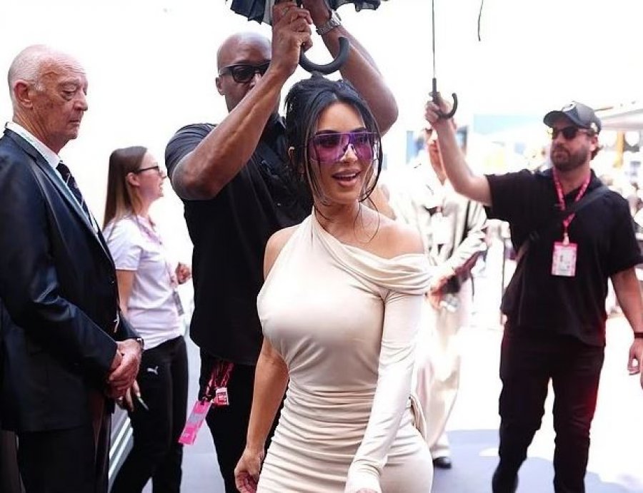 Kim Kardashian shndërron Çmimin e Madh të Monakos në tapet të kuq me paraqitje glamuroze