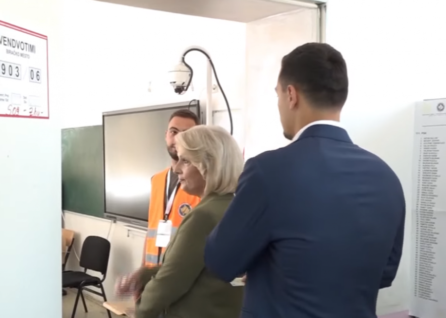 Gruaja dhe djali i Thaçit votojnë bashkë në Prishtinë