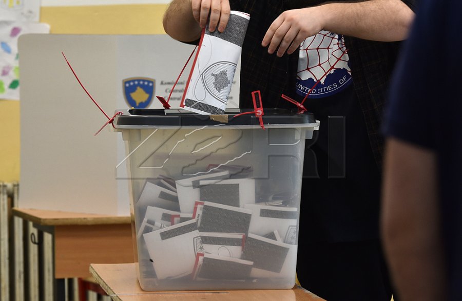 Reuters: Kosova voton në zgjedhje të parakohshme, ndërsa kriza politike vazhdon