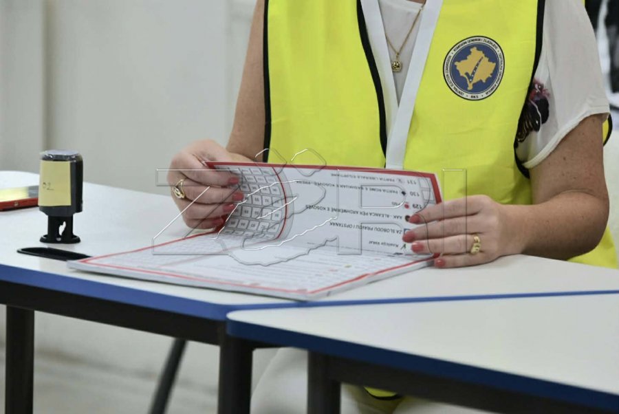 KQZ: Procesi i votimit ka nisur në të gjitha qendrat e votimit, fletëvotimet janë shpërndarë me kohë