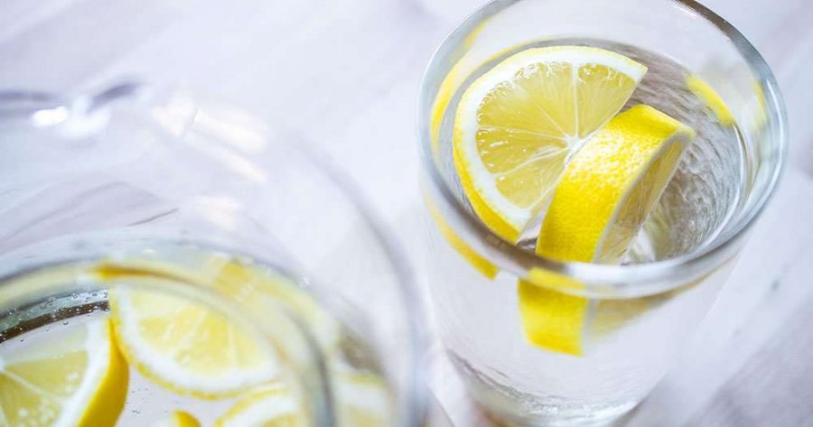 Arsyet përse duhet ta nisni ditën me ujë dhe limon