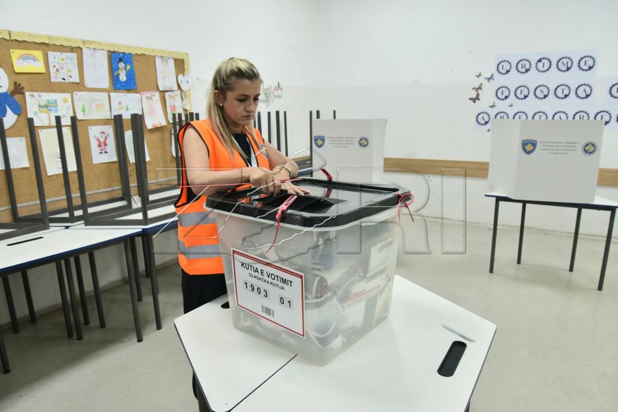 Kosova votoi, mbyllen qendrat e votimit