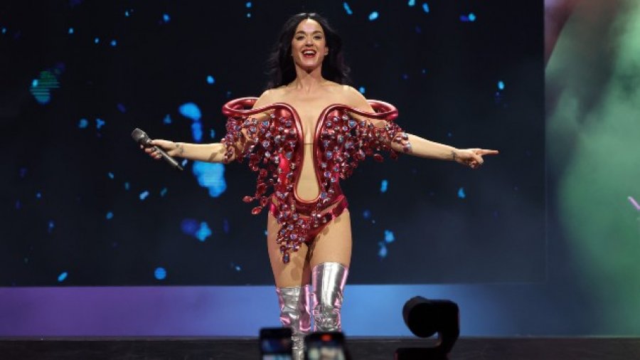 Katy Perry do të këndojë në “Sunny Hill Festival”, por duket se nuk e “njeh” Kosovën si shtet