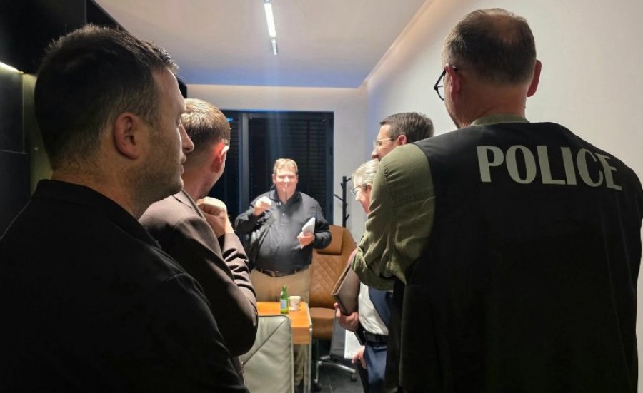 “Europol” e FBI-ja zbarkuan në Kosovë: Tetë të arrestuar në dy aksione të ndara
