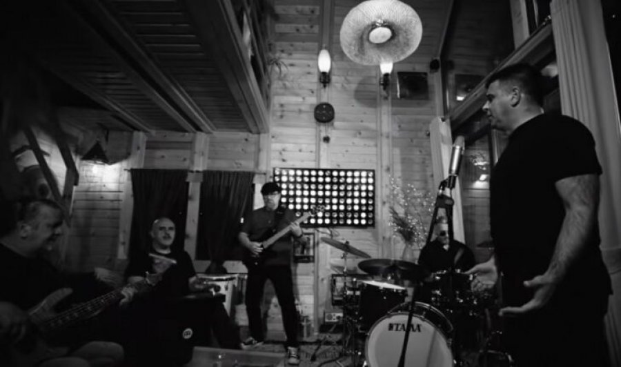 Marigona rikthehet me këngën “Ma merr mallin” [video]