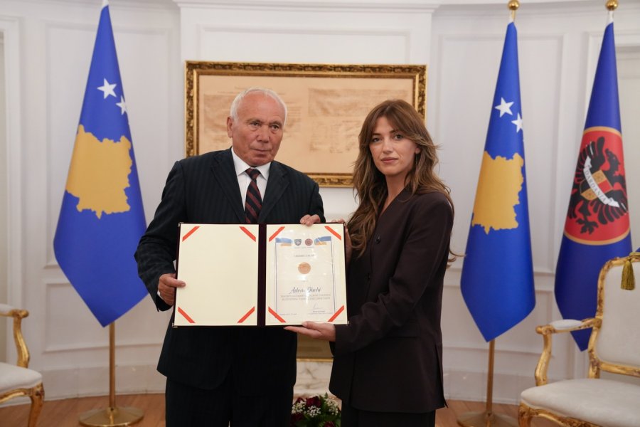 Haxhiu dekoron Adem Shehin me “Urdhrin e Lirisë” në Ditën e Çlirimit