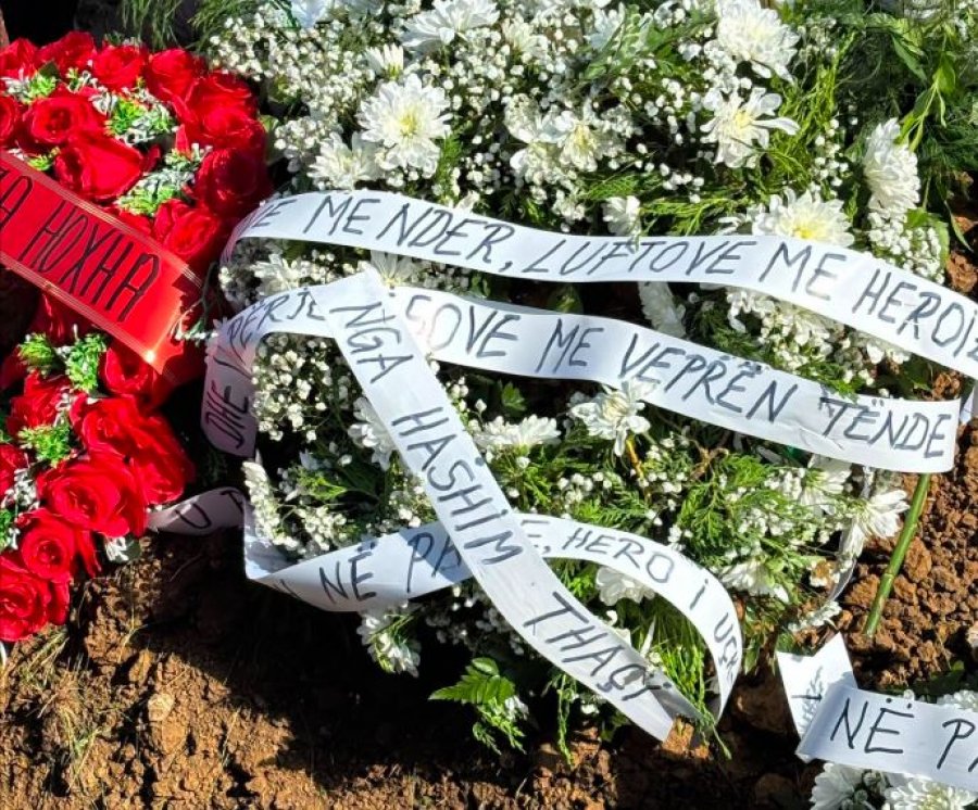 “U prehsh në paqe, hero i UÇK-së” – shkruan në kurorën e Hashim Thaçit në varrin e Sahit Jasharit