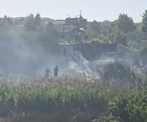 Zjarr në Vlorë, rrezikohen edhe banesat