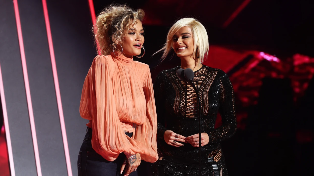 Rita mbështet Beben pas publikimit të albumit “Dirty Blonde”, ndan me fansat projektin e ri të artistes shqiptare [Video]