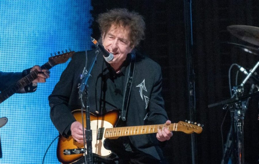 Bob Dylan rikthen në skenë “I Shall Be Released” pas 18 vjetësh