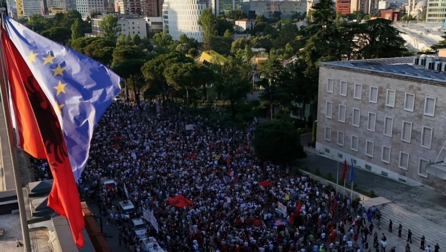 Euronews: Protesta përplas Shqipërinë me Iranin