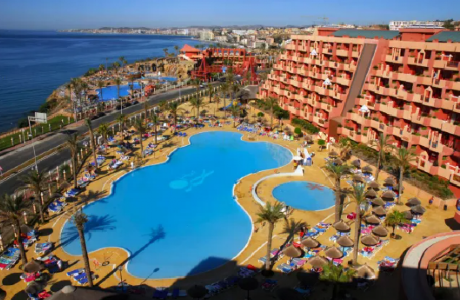 I lanë tre fëmijët vetëm në hotel për të shkuar në klub nate, dënohen prindërit