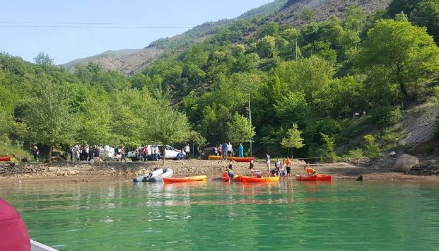 Humbi kontrollin e mjetit lundrues dhe ra në ujë, mbytet në liqen 37-vjeçari shqiptar