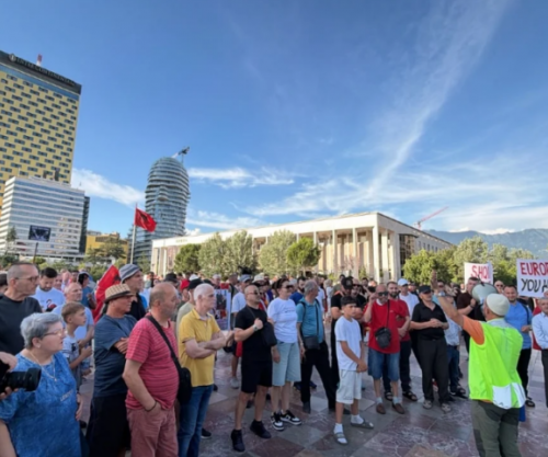 Dita e 17-të e protestës në Tiranë, qytetarët nisin marshimin në bulevardin “Dëshmorët e Kombit”
