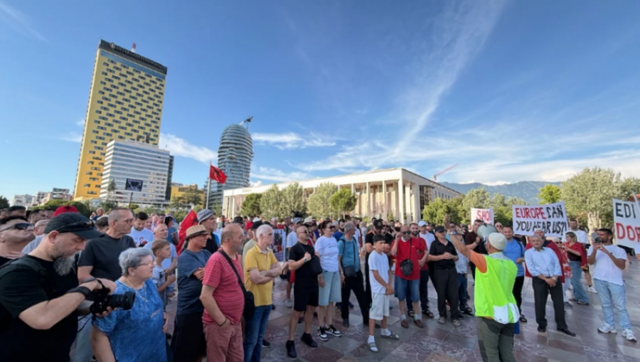Dita e 17-të e protestës në Tiranë, qytetarët nisin marshimin në bulevardin “Dëshmorët e Kombit”