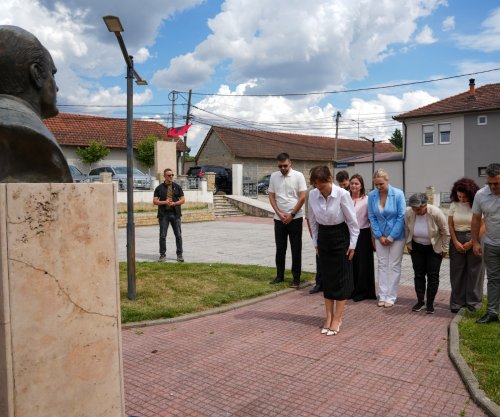 Haxhiu nderon Ukshin Hotin me homazhe në ditëlindjen e tij