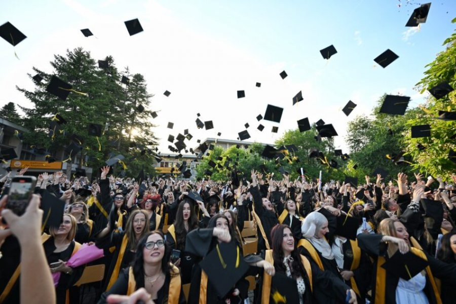  Kurti mori pjesë në ceremoninë e diplomimit të 420 studentëve në Universitetin “Ukshin Hoti”, në Prizren