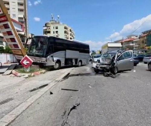 Aksident i rëndë në hyrje të Elbasanit, autobusi me fëmijë përplaset me veturën