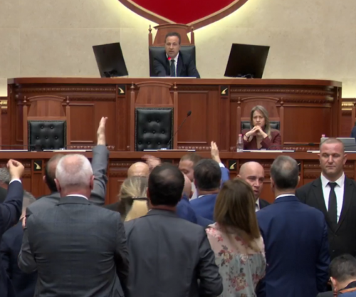 Opozita bllokon foltoren, ndërpritet dy herë seanca pas tensioneve në Kuvendin e Shqipërisë
