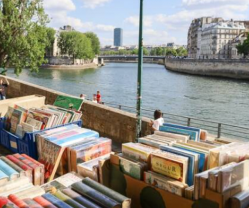 Hapet në Paris një librari lundruese me mbi pesë mijë vepra