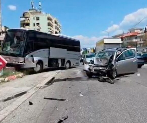 Aksident në Elbasan, autobusi me fëmijë përplaset me veturën dhe përfundon në pikë karburantesh