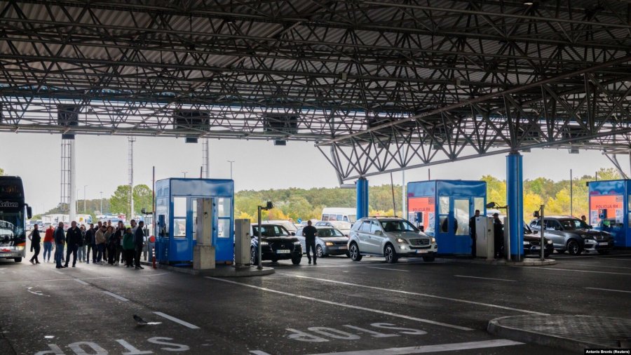 Radhë të gjata dhe fluturime të humbura, BE-ja paralajmëron lehtësime në kufij gjatë verës