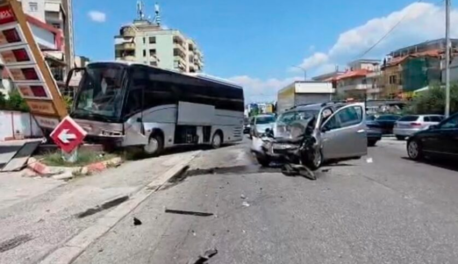 Aksident në Elbasan, autobusi me fëmijë përplaset me veturën dhe përfundon në pikë karburantesh
