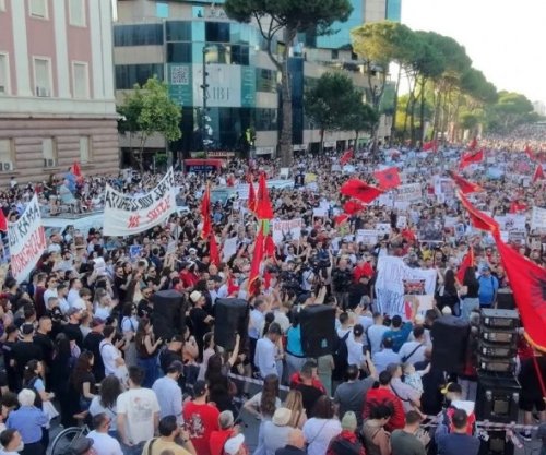 Dita e 19-të e protestës në Tiranë, policia merr në hetim 27 persona