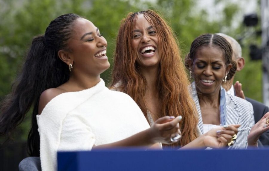Vajzat e Barack dhe Michelle Obamës shfaqen në publik pas një kohe të gjatë