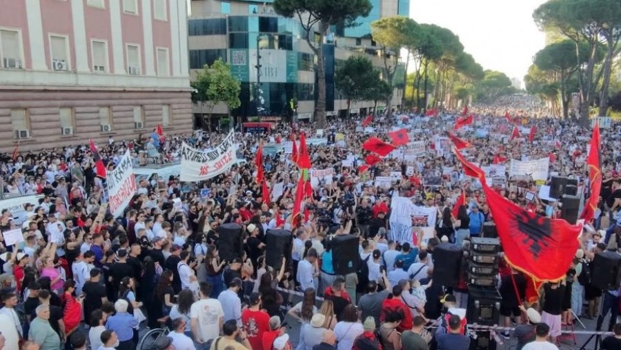 Dita e 19-të e protestës në Tiranë, policia merr në hetim 27 persona