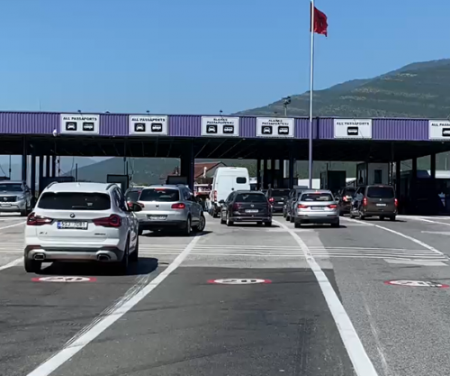 Fluks i madh në kufi, mbi 10 mijë qytetarë nga Kosova hyjnë në Shqipëri për fundjavë