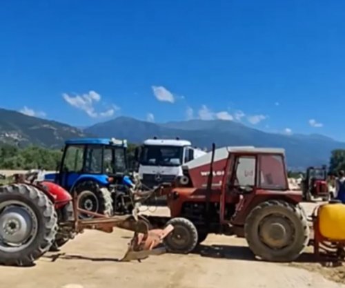 Kanali i ri lë mijëra hektarë pa ujë, bujqit e Pollogut bllokojnë punimet, kërkojnë ujë për vaditje