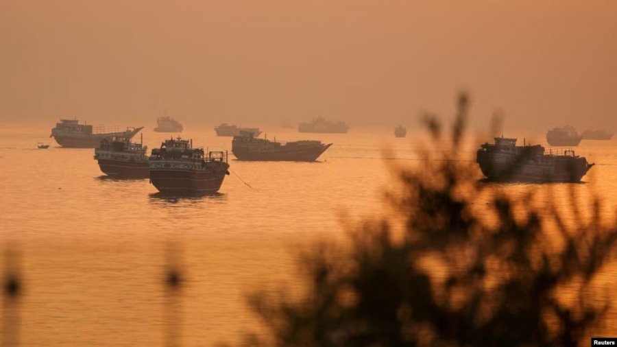Irani njofton për mbylljen e Ngushticës së Hormuzit