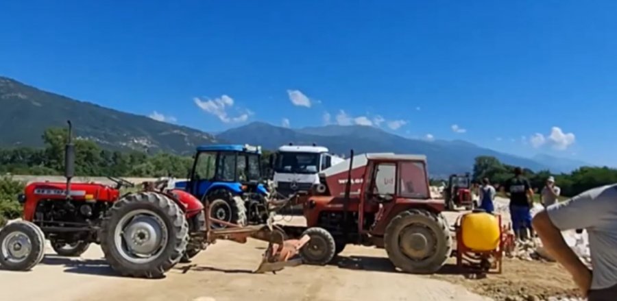 Kanali i ri lë mijëra hektarë pa ujë, bujqit e Pollogut bllokojnë punimet, kërkojnë ujë për vaditje