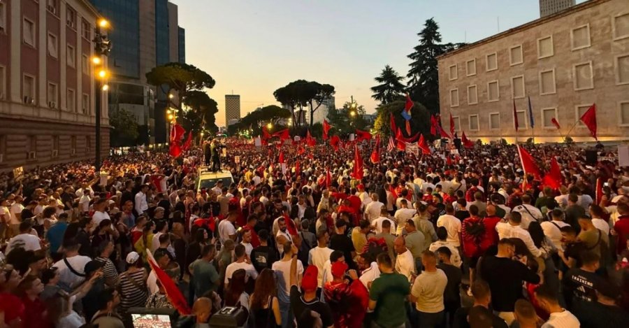 Rezistenca vazhdon te Kryeministria: Nuk ikim nga sheshi pa dhënë Rama dorëheqjen